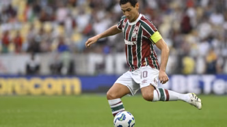 Paulo Henrique Ganso em ação pelo Fluminense em partida do Brasileirão 2025.