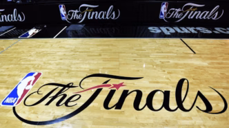 Quadra das Finais da NBA de 2009 com o logo do troféu Larry O'Brien pintado no centro.