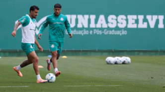 Jefté e Facundo Torres em treino do Palmeiras, visando a preparação para a semifinal da Libertadores contra a LDU.