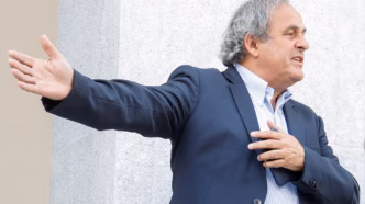 Michel Platini, ex-presidente da Uefa, em frente a tribunal suíço durante julgamento.