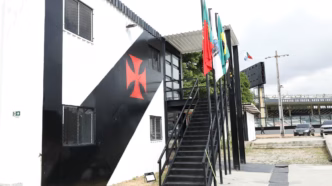 Vista externa do Colégio Vasco da Gama, localizado em São Januário, premiado pela gestão educacional.