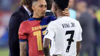Raphinha e Vini Jr. em campo durante um clássico entre Barcelona e Real Madrid.