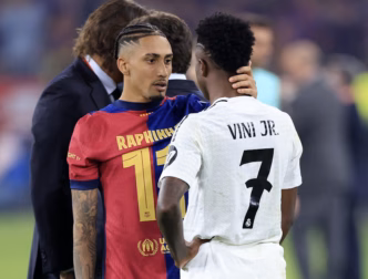 Raphinha e Vini Jr. em campo durante um clássico entre Barcelona e Real Madrid.