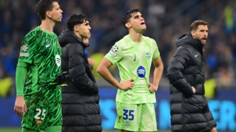 Jogadores do Barcelona visivelmente frustrados após uma derrota em jogo importante.