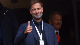 Jürgen Klopp em ação pelo Liverpool, técnico alemão demonstra concentração em partida da Premier League.