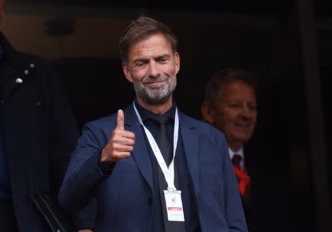 Jürgen Klopp em ação pelo Liverpool, técnico alemão demonstra concentração em partida da Premier League.