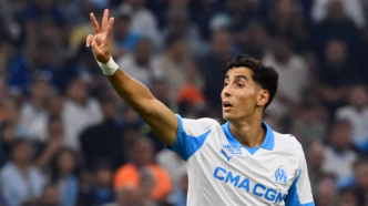 Zagueiro Nayef Aguerd do Olympique de Marselha durante jogo na França.