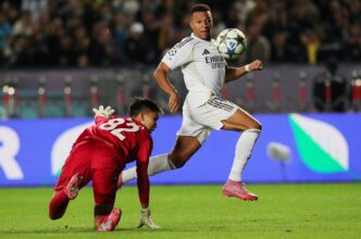 Mbappé celebra um de seus gols na vitória do Real Madrid contra o Kairat pela Champions League