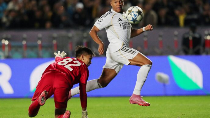Mbappé celebra um de seus gols na vitória do Real Madrid contra o Kairat pela Champions League