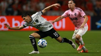 Savarino do Botafogo em ação durante a partida contra o Internacional pelo Brasileirão 2025.