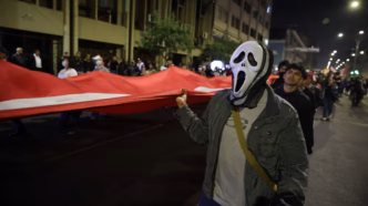 Manifestantes tomam as ruas de Lima em protesto por segurança e mudanças políticas no Peru.