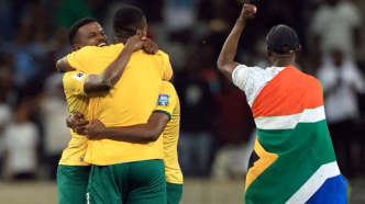 Jogadores da África do Sul celebram a classificação para a Copa do Mundo 2026 após vitória sobre Ruanda.