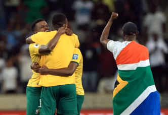 Jogadores da África do Sul celebram a classificação para a Copa do Mundo 2026 após vitória sobre Ruanda.