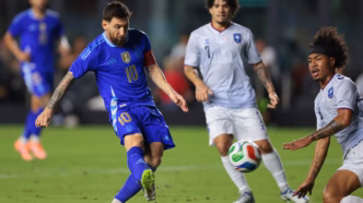 Lionel Messi em ação pela Argentina durante amistoso contra Porto Rico, onde bateu recorde de assistências.