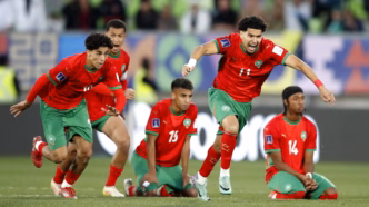 Jogadores de Marrocos comemoram a classificação para a final do Mundial Sub-20 após vitória nos pênaltis contra a França.