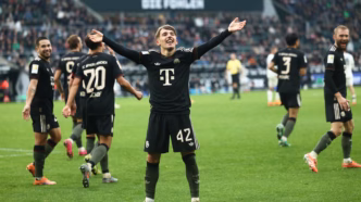 Lennart Karl, do Bayern de Munique, comemora gol contra o Borussia Mönchengladbach em partida da Bundesliga.
