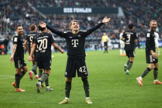 Lennart Karl, do Bayern de Munique, comemora gol contra o Borussia Mönchengladbach em partida da Bundesliga.
