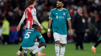 Mohamed Salah lamenta a derrota do Liverpool em mais uma partida da Premier League.