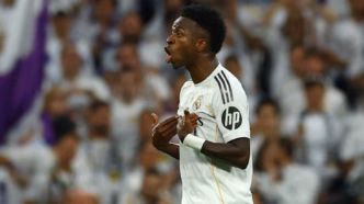 Vinícius Júnior com expressão de irritação durante a substituição no clássico entre Real Madrid e Barcelona.