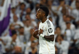 Vinícius Júnior com expressão de irritação durante a substituição no clássico entre Real Madrid e Barcelona.