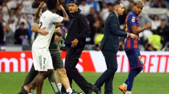 Vinícius Júnior e Lamine Yamal em discussão após o clássico Real Madrid x Barcelona, com Raphinha ao fundo.