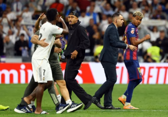 Vinícius Júnior e Lamine Yamal em discussão após o clássico Real Madrid x Barcelona, com Raphinha ao fundo.