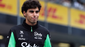 Gabriel Bortoleto pilotando carro da Sauber no circuito de Marina Bay durante treino livre da Fórmula 1 em Singapura.