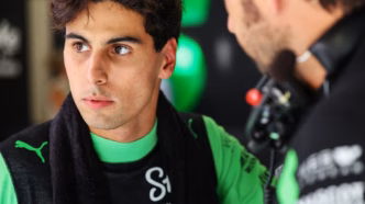 Gabriel Bortoleto em ação com o carro da Sauber durante os treinos do GP de Singapura de F1 2025.