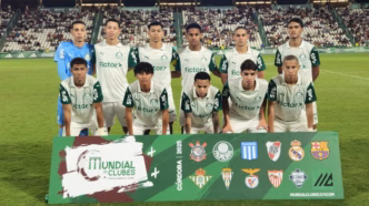 Elenco do Palmeiras sub-17 em campo antes de partida.