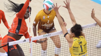 Gabi Guimarães em ação durante partida do Conegliano no Campeonato Italiano de Vôlei.