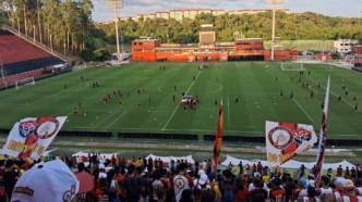 Torcida do Vitória em festa no Barradão durante último treino antes do clássico Ba-Vi, mostrando apoio incondicional.