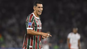 Atacante Serna em ação pelo Fluminense em uma partida.