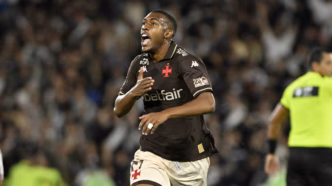 Rayan, atacante do Vasco, comemora um gol em partida do Brasileirão contra o Fluminense.