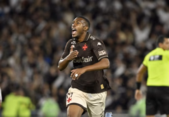 Rayan, atacante do Vasco, comemora um gol em partida do Brasileirão contra o Fluminense.