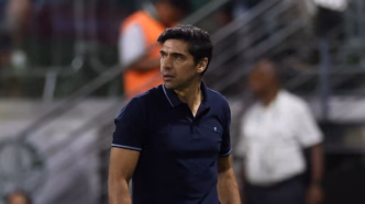 Abel Ferreira, técnico do Palmeiras, em momento de concentração durante partida.