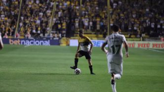 Marcinho, lateral-direito do Criciúma, em ação contra o América-MG pela Série B 2025.