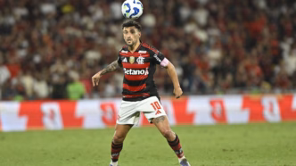Arrascaeta comemora gol pelo Flamengo em partida.