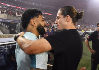 Gabigol cumprimenta Filipe Luís antes da partida entre Flamengo e Cruzeiro pelo Brasileirão 2025 no Maracanã.