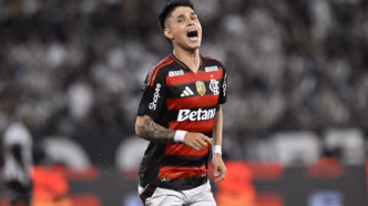 Luiz Araújo comemora um gol de falta pelo Flamengo em partida contra o Botafogo.