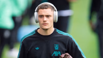 Arne Slot, técnico do Liverpool, em treinamento, focado em novas contratações.