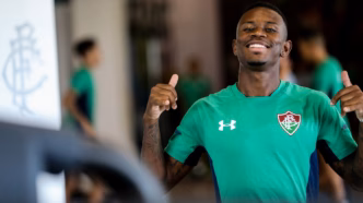 Marcos Calazans atuando pelo Fluminense em 2019, clube onde iniciou a carreira profissional.