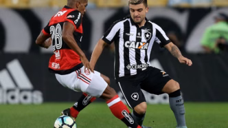 Berrío driblando Victor Luis com um drible de letra em Flamengo x Botafogo pela Copa do Brasil de 2017.