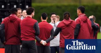 Mikel Arteta e defesa do Arsenal — foto ilustrativa