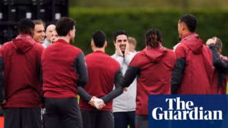 Mikel Arteta e defesa do Arsenal — foto ilustrativa