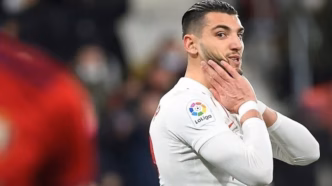 Rafa Mir em ação pelo Elche em partida de futebol.