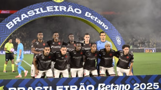 Jogadores do Vasco posam para foto antes da partida contra o Fluminense, com destaque para Rayan e Barros.