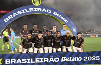 Jogadores do Vasco posam para foto antes da partida contra o Fluminense, com destaque para Rayan e Barros.
