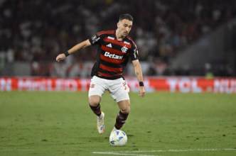Léo Ortiz, zagueiro do Flamengo, comemora após um lance em partida.