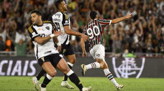 Serna comemora gol em Fluminense x Atlético-MG, foto de André Durão.