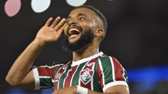Samuel Xavier comemora gol do Fluminense contra o Internacional pelo Brasileirão 2025 no Maracanã.